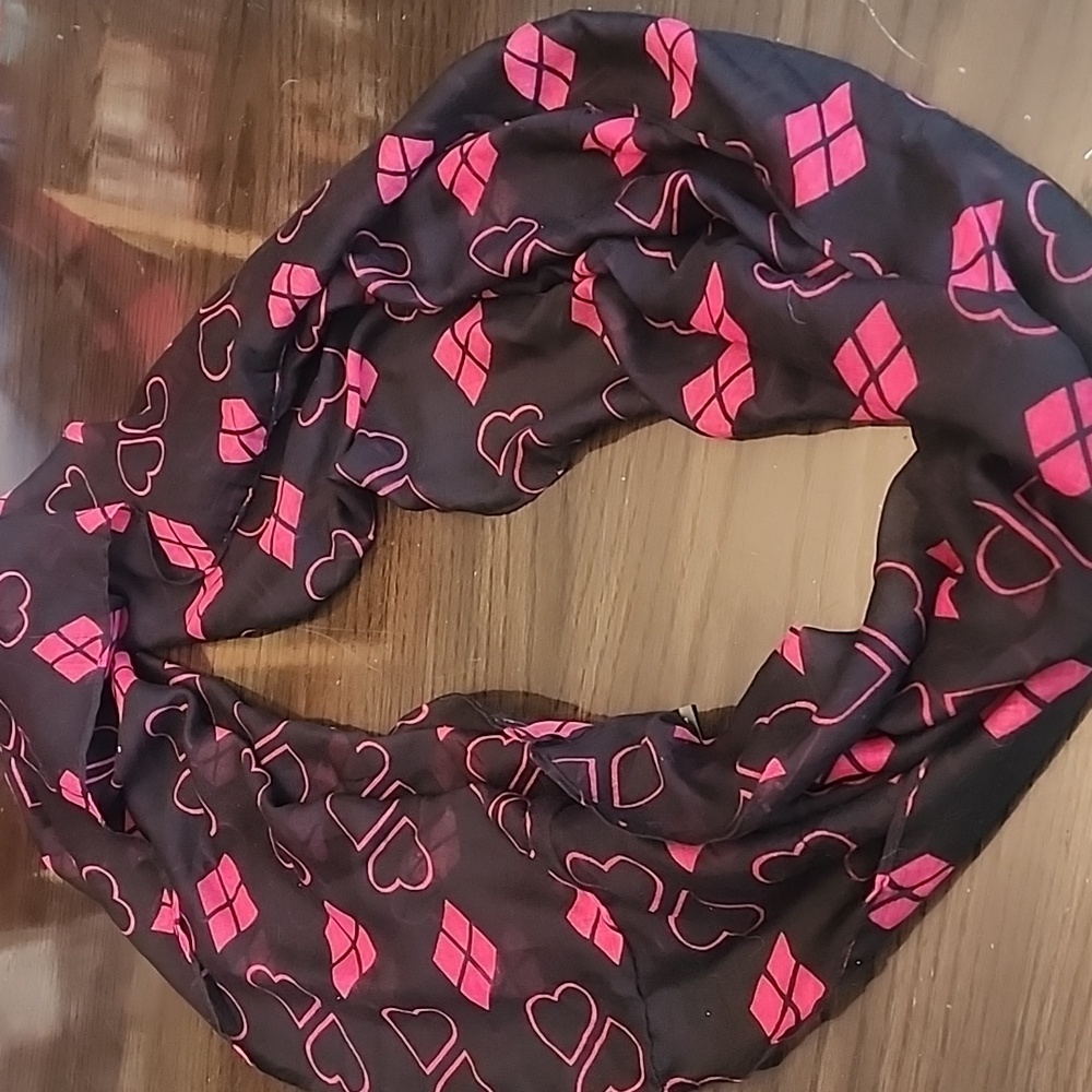 Dc Comics Harley Quinn  Black and Red Infinity Scarf - Picture 4 of 4
